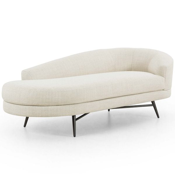 Sofa tapicerowana o zaokraglonej formie z dopracowana sylwetka w odcieniu bieli