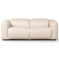 Sofa tapicerowana o nowoczesnym konturze z wywazonymi proporcjami w odcieniu bieli