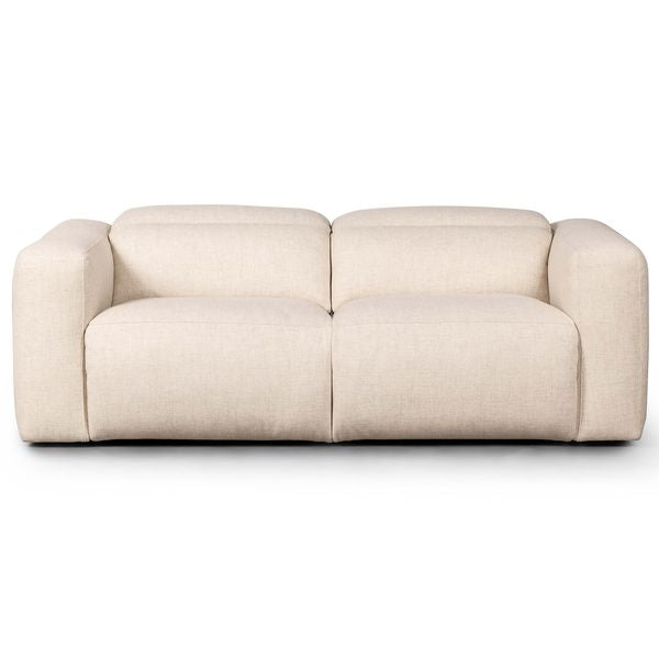 Sofa tapicerowana o nowoczesnym konturze z wywazonymi proporcjami w odcieniu bieli
