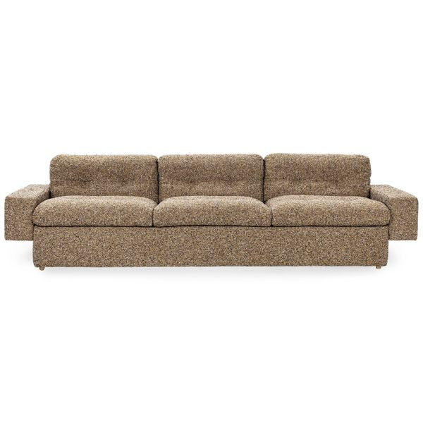 Sofa tapicerowana o wyrazistej formie z oszczednym detalem w odcieniu brazu
