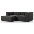 Sofa narozna o harmonijnych proporcjach z harmonijnym wykonczeniem w odcieniu czerni