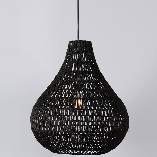 Lampa wiszaca o harmonijnych proporcjach z naturalnym charakterem w odcieniu bieli