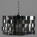 Lampa wiszaca o harmonijnych proporcjach z miekka linia w odcieniu szarosci